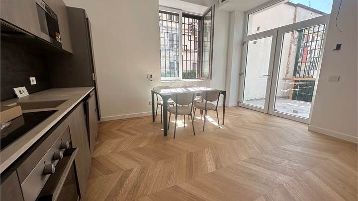 Appartamento in Vendita a  Via Belinzaghi 23