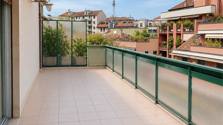 Ampio appartamento piano alto, con terrazzo e box